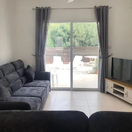 Paros Gardens, Universal Πάφος