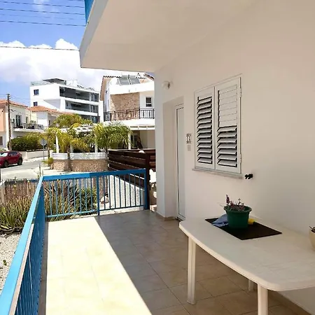 Paros Gardens, Universal *