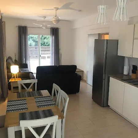 Paros Gardens, Universal Apartamento *